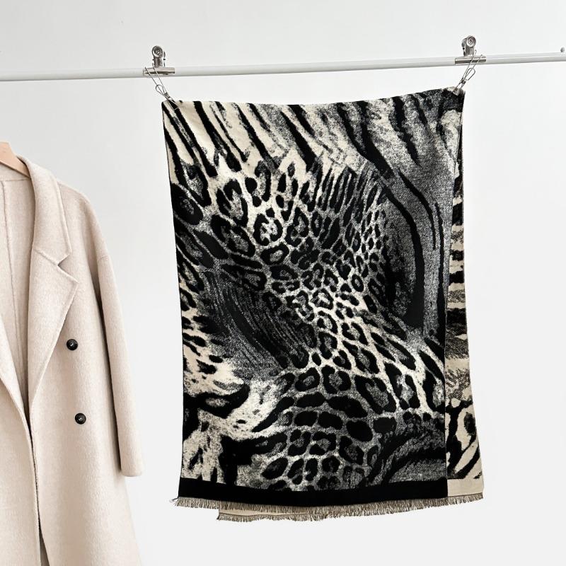 Light luxury fashion leopard print autumn and winter imitation cashmere scarf women s winter cashmere feel scarf warm shawl intellectual 185x65cm чёрный
Light luxury fashion leopard print autumn and winter imitation cashmere scarf women s winter cashmere feel scarf warm shawl intellectual 185x65cm чёрный