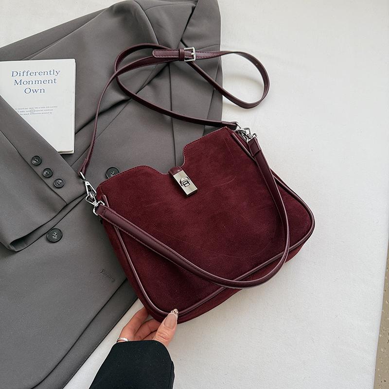 Women s Shoulder Bag Lock Buckle Design Autumn Winter New Style Crossbody Bag Underarm Bag Soft Fabric Polyester suede
Women s Shoulder Bag Lock Buckle Design Autumn Winter New Style Crossbody Bag Underarm Bag Soft Fabric Polyester suede