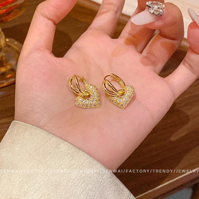 Micro-inlaid zircon love ear buckle women s exquisite high-end temperament gold earrings Korea Dongdaemun ear jewelry
Micro-inlaid zircon love ear buckle women s exquisite high-end temperament gold earrings Korea Dongdaemun ear jewelry