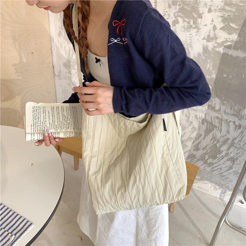 Niche large-capacity canvas bag women s 2025 new versatile messenger bag class shoulder tote bag червоний
Niche large-capacity canvas bag women s 2025 new versatile messenger bag class shoulder tote bag червоний