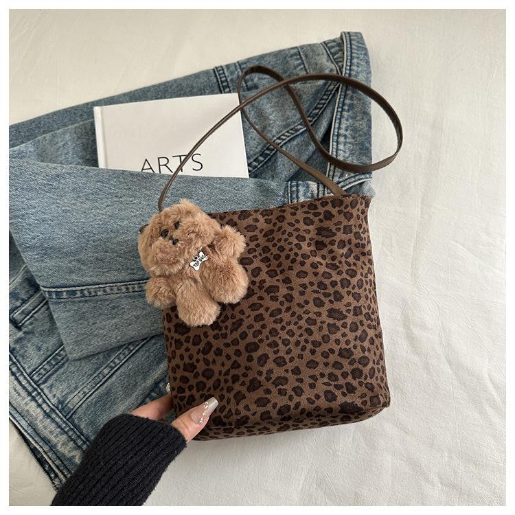 New Retro Suede Leopard Print Top Handle Crossbody Bag Comfortable and Versatile Texture Bucket Bag Women Fashi Shoulder Bag
New Retro Suede Leopard Print Top Handle Crossbody Bag Comfortable and Versatile Texture Bucket Bag Women Fashi Shoulder Bag