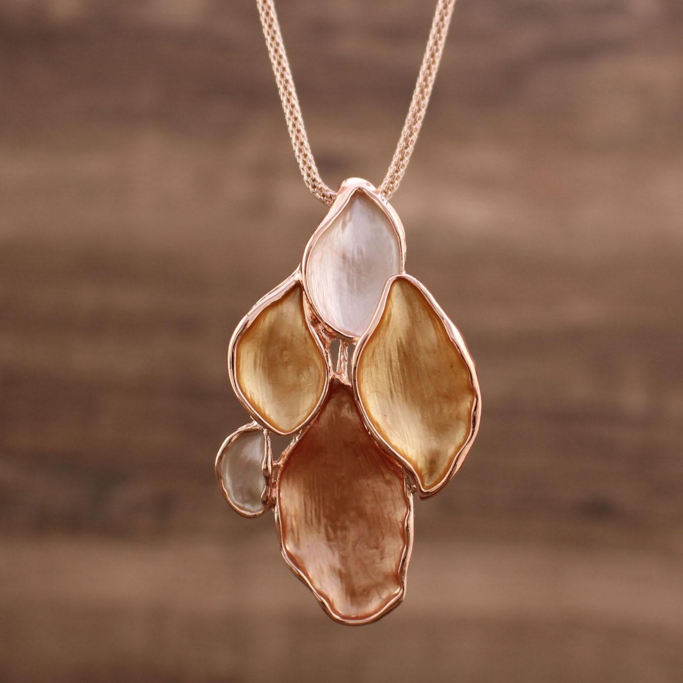 Новый цветной кулон из сплава в виде неровного лепестка для весны и лета, маленький и свежий, универсальное и простое ожерелье для женщин абрикосовый
Новый цветной кулон из сплава в виде неровного лепестка для весны и лета, маленький и свежий, универсальное и простое ожерелье для женщин абрикосовый