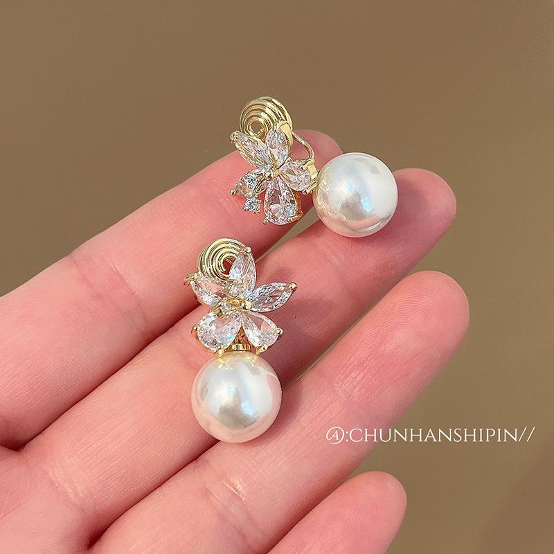 Fresh flower zircon pearl earrings without pierced earrings autumn and winter small fragrant temperament fashionable earrings personalized earrings
Fresh flower zircon pearl earrings without pierced earrings autumn and winter small fragrant temperament fashionable earrings personalized earrings