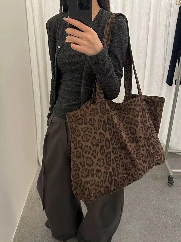 Autumn And Winter Large-Capacity Retro Leopard Print Tote Bag Women S Fashion Versatile Commuter Shoulder Bag Commuter Bag
Autumn And Winter Large-Capacity Retro Leopard Print Tote Bag Women S Fashion Versatile Commuter Shoulder Bag Commuter Bag