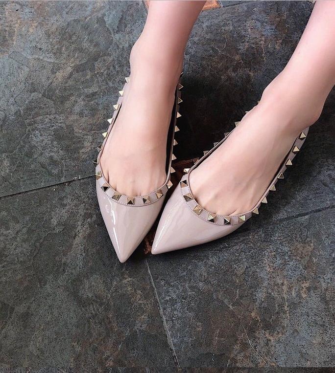 Туфли-лодочки с острым носком и низким каблуком, новые весенне-летние, в стиле ретро, сексуальные сандалии из лакированной кожи, модные туфли-лодочки для женщин 37 телесный
Туфли-лодочки с острым носком и низким каблуком, новые весенне-летние, в стиле ретро, сексуальные сандалии из лакированной кожи, модные туфли-лодочки для женщин 37 телесный