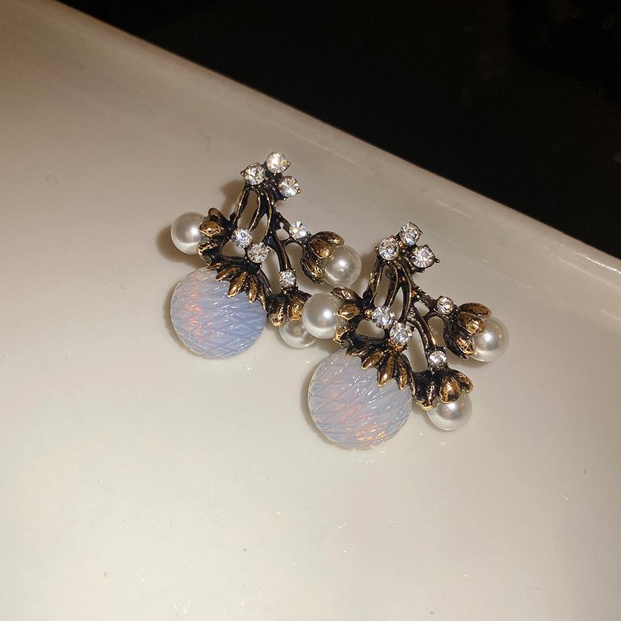 Medieval vintage diamond-encrusted pearl pine cone necklace retro simple fashion collarbone chain light luxury high-end item decoration
Medieval vintage diamond-encrusted pearl pine cone necklace retro simple fashion collarbone chain light luxury high-end item decoration