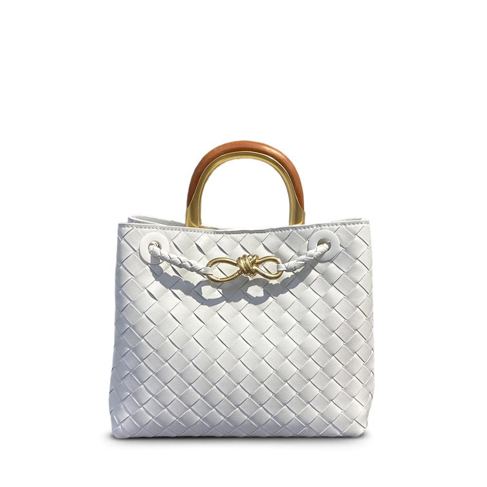 Log handle bow buckle leather woven women s bag fashion cross-border leisure commuting portable shoulder messenger bag bag 25*10*22cm білий
Log handle bow buckle leather woven women s bag fashion cross-border leisure commuting portable shoulder messenger bag bag 25*10*22cm білий