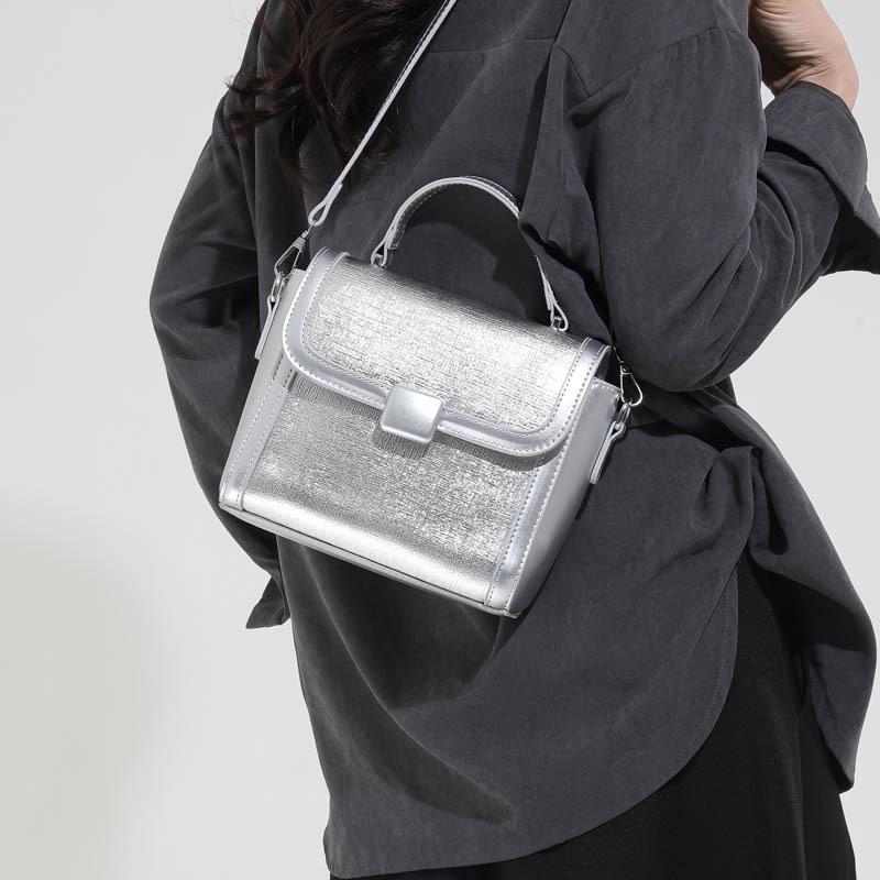 New High Beauty Small Square Bag Spring Handheld Women s Bag Fashion Commuter Single Shoulder Crossbody Bag срібний
New High Beauty Small Square Bag Spring Handheld Women s Bag Fashion Commuter Single Shoulder Crossbody Bag срібний