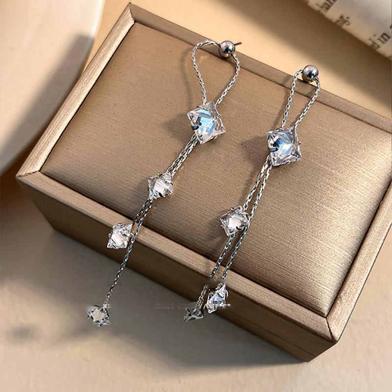 Циркон манго ромб серьги с бахромой нишевый дизайн легкая роскошь хай-энд серьги-гвоздики модные универсальные серьги женские
Циркон манго ромб серьги с бахромой нишевый дизайн легкая роскошь хай-энд серьги-гвоздики модные универсальные серьги женские