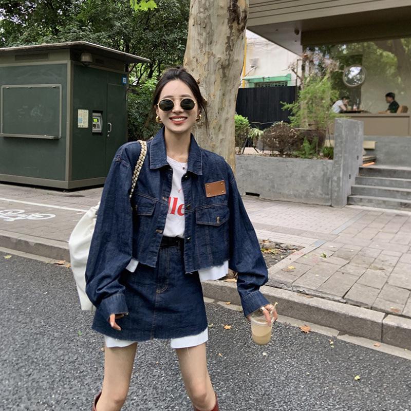 Шикарный омолаживающий джинсовый комплект: юбка и приталенный жакет для женщин - Высококачественный повседневный костюм-двойка на весну/лето M (51-57 kg)
Шикарный омолаживающий джинсовый комплект: юбка и приталенный жакет для женщин - Высококачественный повседневный костюм-двойка на весну/лето M (51-57 kg)