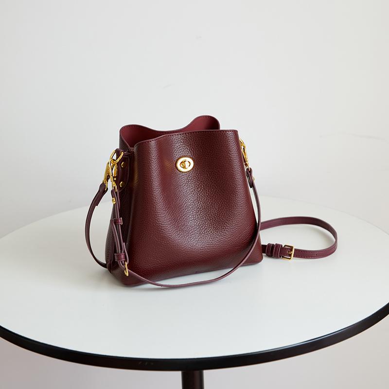 Women s Luxury Bucket Bag, Brand Retro Large Capacity Shoulder Bag Stylish Simple Solid Color Handbag Lock Design Crossbody Bag красный
Women s Luxury Bucket Bag, Brand Retro Large Capacity Shoulder Bag Stylish Simple Solid Color Handbag Lock Design Crossbody Bag красный