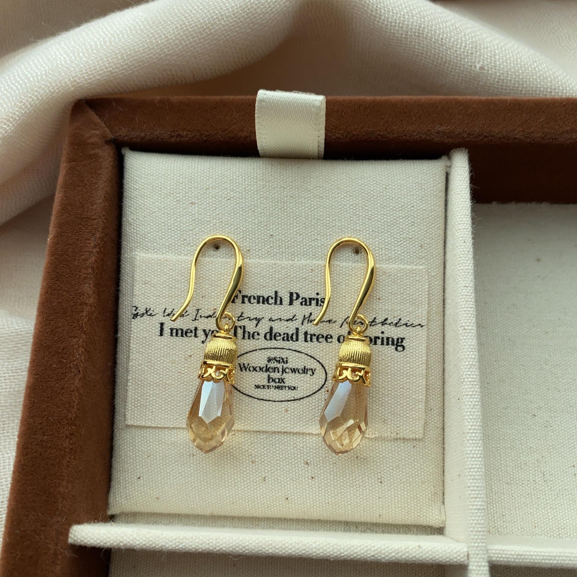 Water drop-shaped gemstone stud earrings, three-dimensional fashion, exquisite elegance, retro light luxury, niche high-end smart earrings
Water drop-shaped gemstone stud earrings, three-dimensional fashion, exquisite elegance, retro light luxury, niche high-end smart earrings