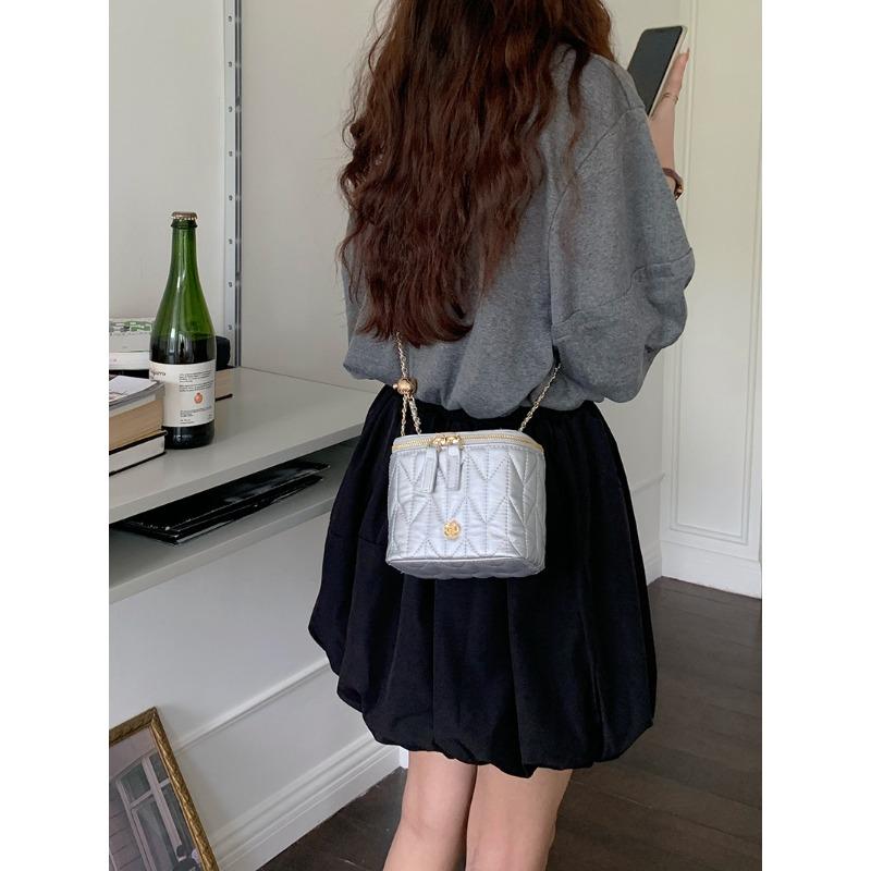 Diamond Temperament Small Fragrance Style Chain Bag designed for Women New Fashion Summer Compact Square Bag Versatile Ins Crossbody Bag
Diamond Temperament Small Fragrance Style Chain Bag designed for Women New Fashion Summer Compact Square Bag Versatile Ins Crossbody Bag