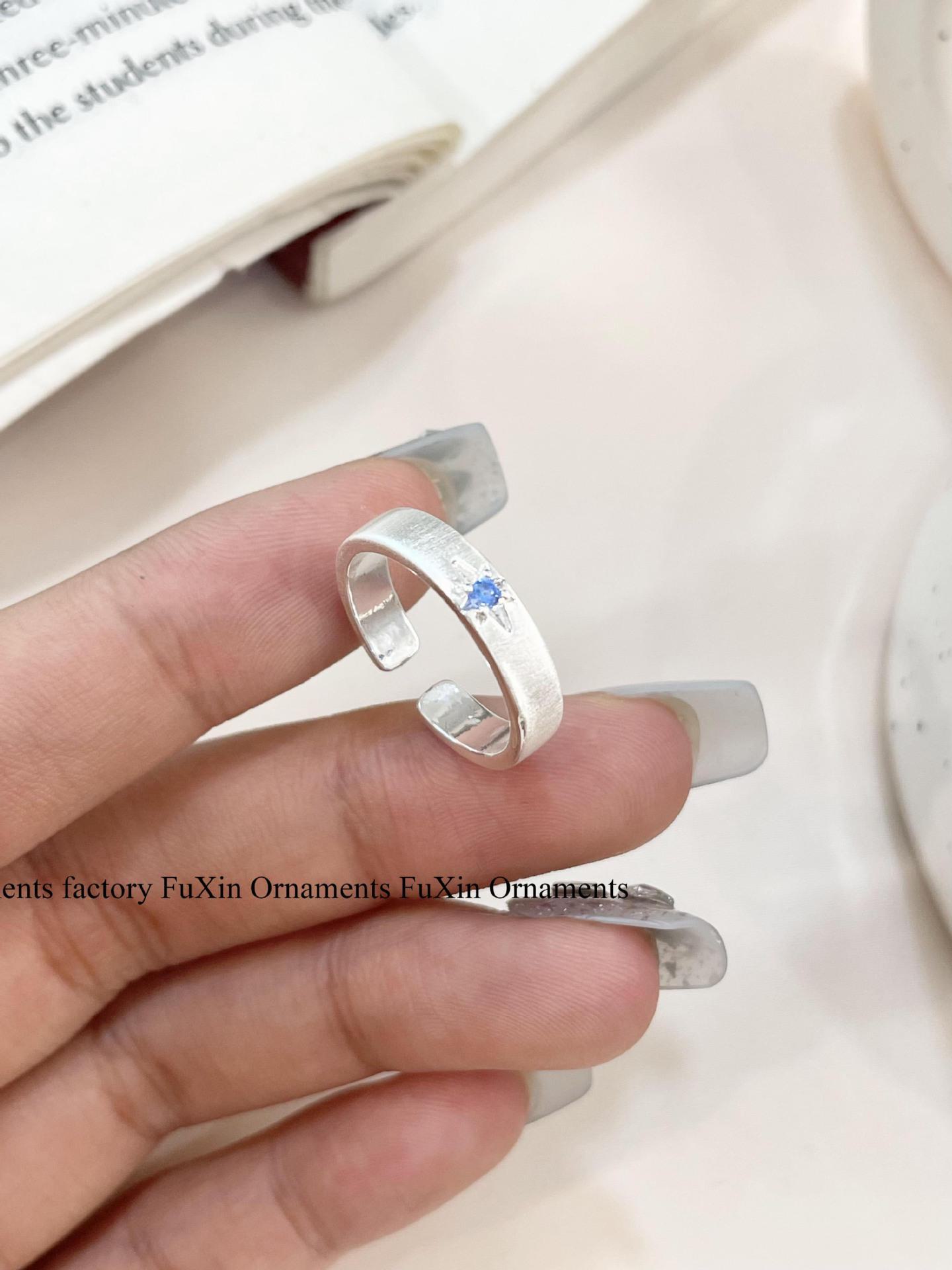 Кольцо с французским сатином и матовой отделкой: Простой ретро-дизайн для женщин, универсальный и элегантный в корейском стиле. rr063
Кольцо с французским сатином и матовой отделкой: Простой ретро-дизайн для женщин, универсальный и элегантный в корейском стиле. rr063