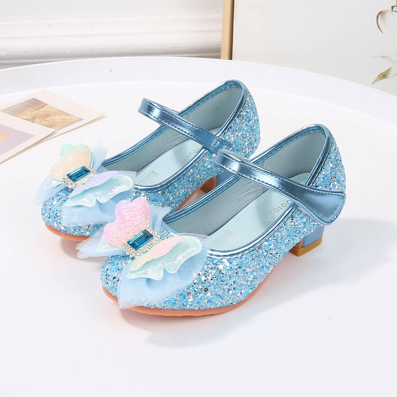 Girls princess shoes 2026 autumn and winter new high-heeled children s crystal shoes little girl soft-soled single shoes performance shoes Size 36/inner length 22.5cm синій
Girls princess shoes 2026 autumn and winter new high-heeled children s crystal shoes little girl soft-soled single shoes performance shoes Size 36/inner length 22.5cm синій