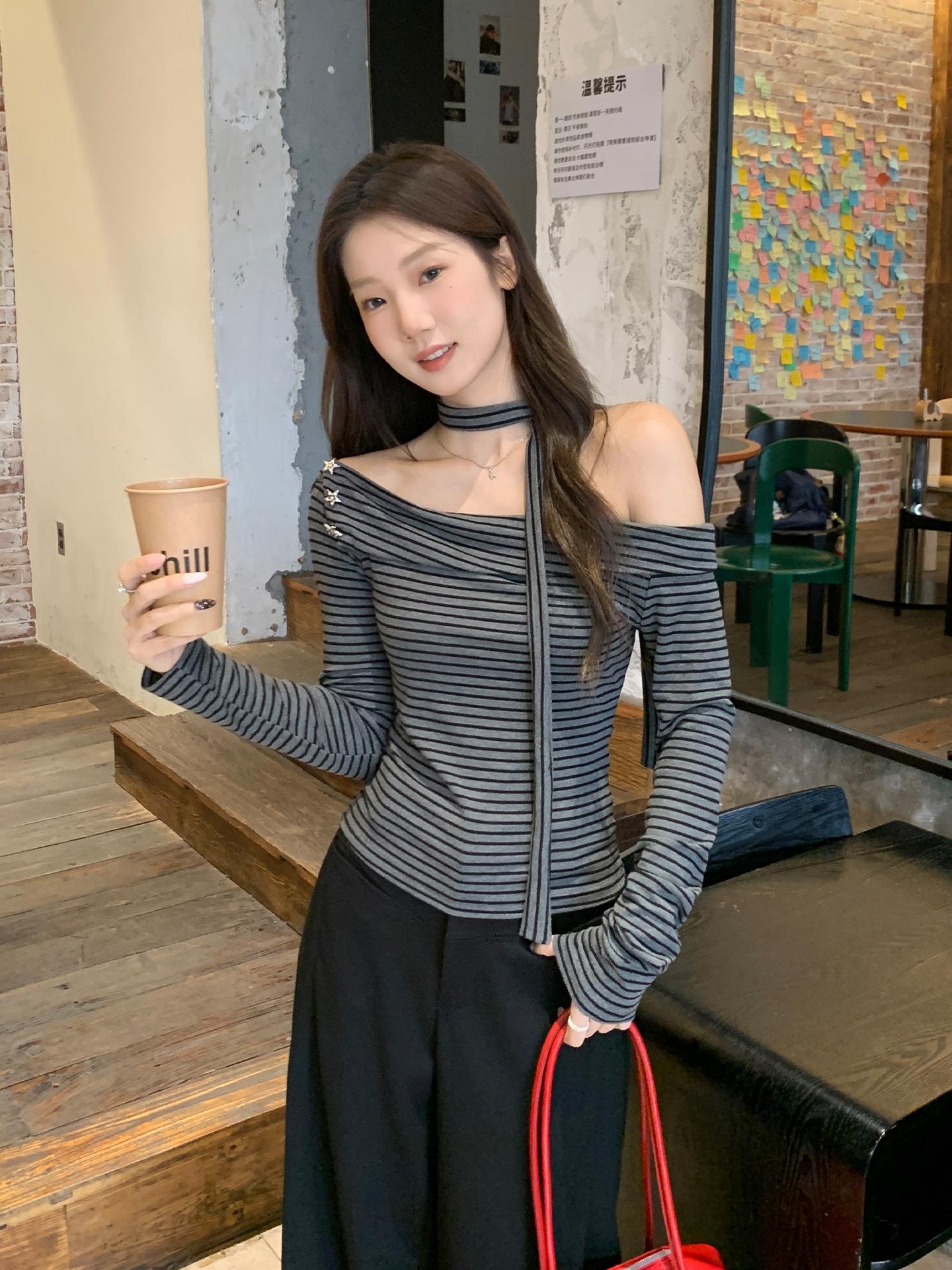 Black and gray striped contrasting colors one-word shoulder exposed collarbone long-sleeved t-shirt women s early autumn irregular streamer S
Black and gray striped contrasting colors one-word shoulder exposed collarbone long-sleeved t-shirt women s early autumn irregular streamer S