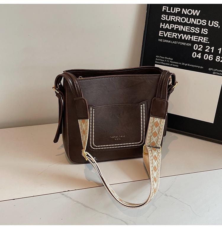 Niche wide shoulder strap bucket bag women s 2025 new Korean version retro commuter shoulder bag casual fashion messenger bag
Niche wide shoulder strap bucket bag women s 2025 new Korean version retro commuter shoulder bag casual fashion messenger bag
