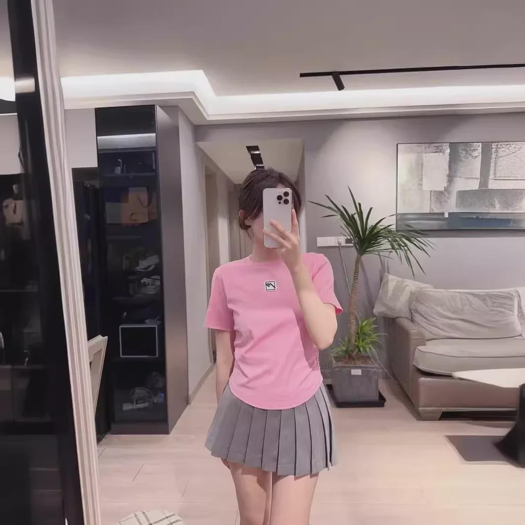MO*CO Women s 2025 Spring/Summer Rubber Patch Cropped T-Shirt - Short Sleeve, Crew Neck, Gathered Curved Hem Small
MO*CO Women s 2025 Spring/Summer Rubber Patch Cropped T-Shirt - Short Sleeve, Crew Neck, Gathered Curved Hem Small
