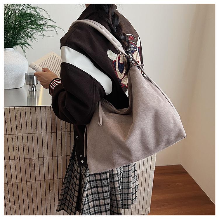 2025 Autumn/Winter Women s Korean-Style Frosted Suede Tote: Large Capacity, Single Shoulder & Crossbody сірий колір
2025 Autumn/Winter Women s Korean-Style Frosted Suede Tote: Large Capacity, Single Shoulder & Crossbody сірий колір
