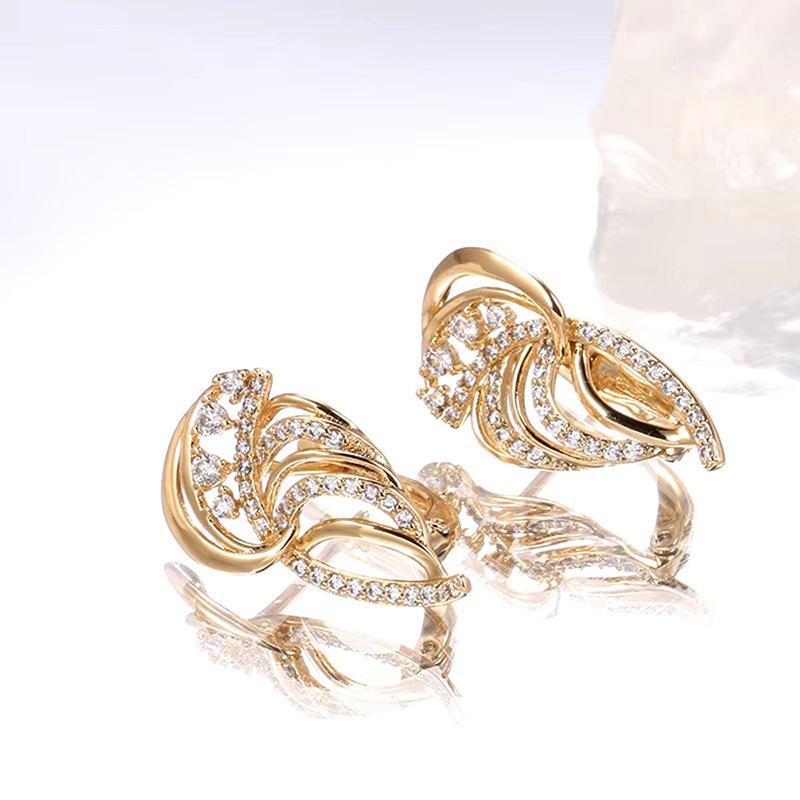 2026 Golden High-end Noble Leaf Shaped Inlaid Zircon Elegant Earrings for Attending Banquets, New Design Sense Shiny Zircon
2026 Golden High-end Noble Leaf Shaped Inlaid Zircon Elegant Earrings for Attending Banquets, New Design Sense Shiny Zircon