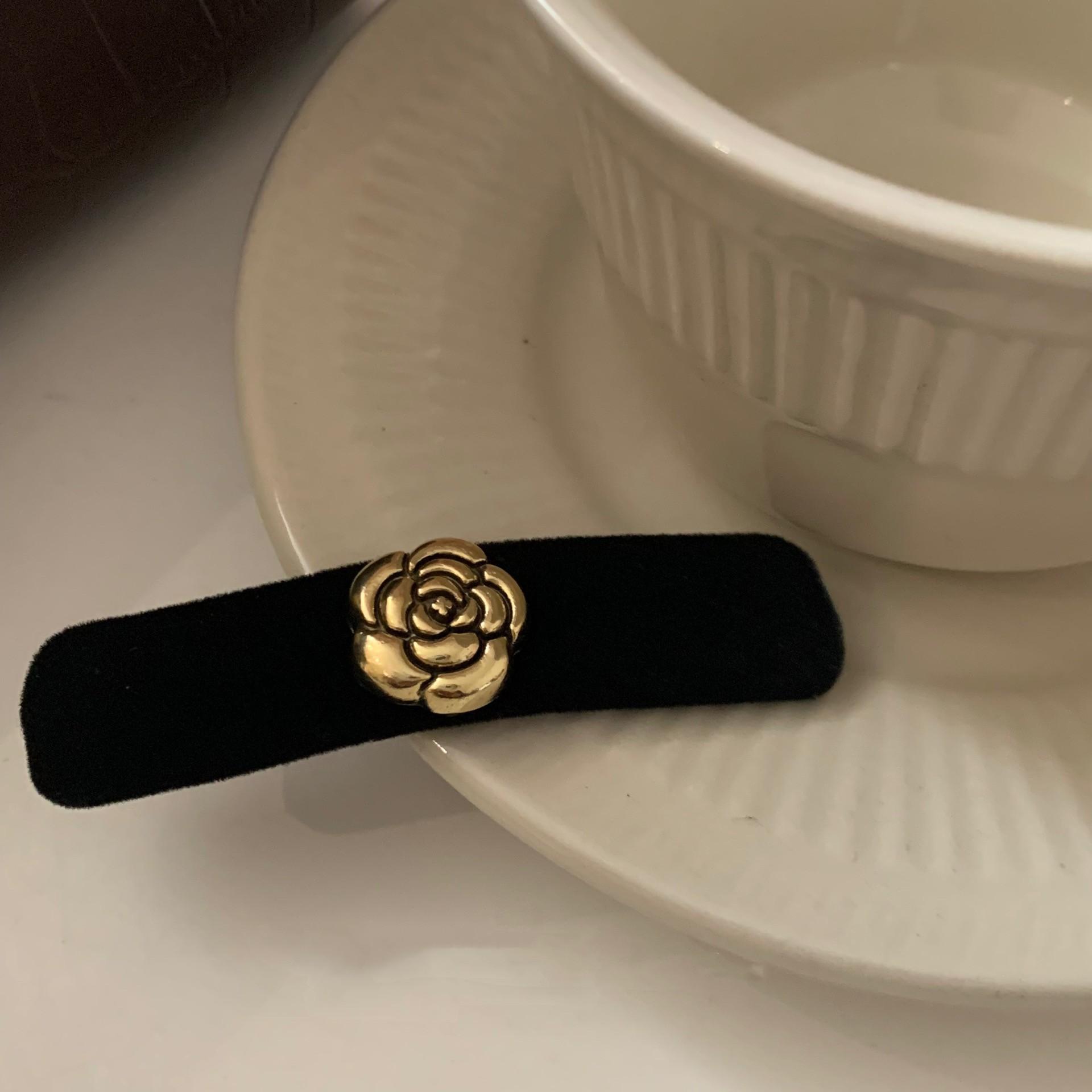 Camellia letter hairpin side clip bangs clip hair accessories headgear hairpin duck bill clip autumn and winter velvet
Camellia letter hairpin side clip bangs clip hair accessories headgear hairpin duck bill clip autumn and winter velvet