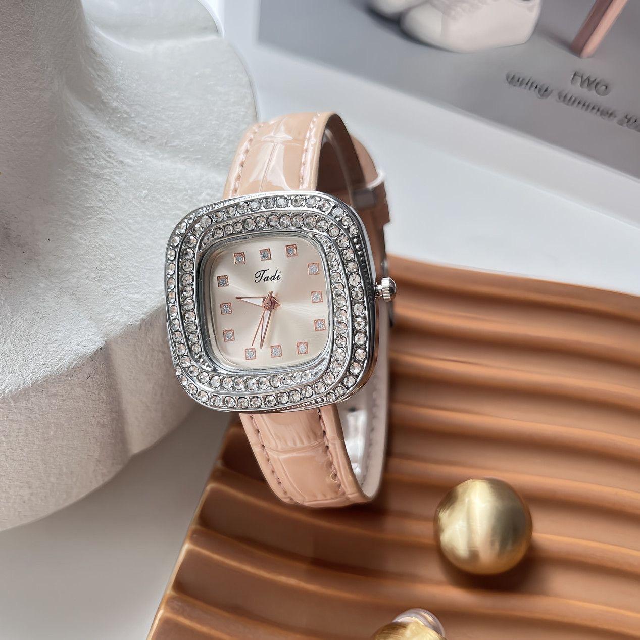 1 шт. Винтажные женские часы в французском стиле с гравировкой, золотые квадратные с маленьким циферблатом, модные, минималистичные, элегантные, роскошные, маленькие, водонепроницаемые, с кофейным кожаным ремешком розовый
1 шт. Винтажные женские часы в французском стиле с гравировкой, золотые квадратные с маленьким циферблатом, модные, минималистичные, элегантные, роскошные, маленькие, водонепроницаемые, с кофейным кожаным ремешком розовый