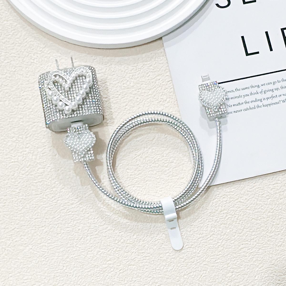 Apple 15W Charger Metal Heart PD20W Diamond Protective Cover, 5-Piece Set with Data Line Protection PD 20W Protective Cover серебряный
Apple 15W Charger Metal Heart PD20W Diamond Protective Cover, 5-Piece Set with Data Line Protection PD 20W Protective Cover серебряный