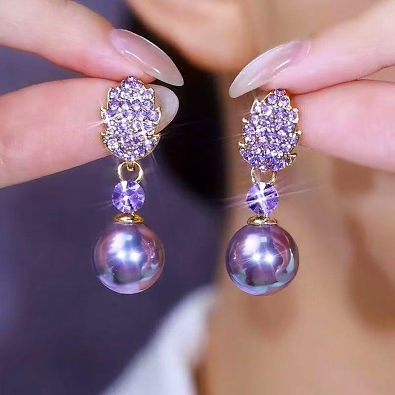 Unique Design Purple Rhinestone Leaf Pearl Pendant Earrings for Women New Elegant Exquisite Temperament Girls Daily Wear Jewelry
Unique Design Purple Rhinestone Leaf Pearl Pendant Earrings for Women New Elegant Exquisite Temperament Girls Daily Wear Jewelry
