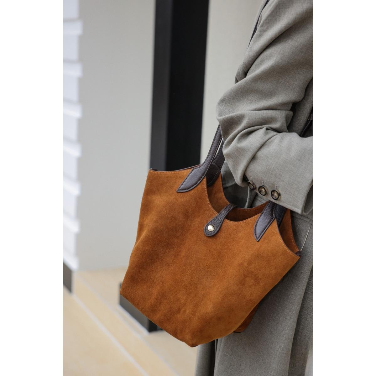 Premium matte cowhide handbag vegetable basket bucket bag autumn and winter tote handbag versatile shoulder messenger bag 18*16*23cm
Premium matte cowhide handbag vegetable basket bucket bag autumn and winter tote handbag versatile shoulder messenger bag 18*16*23cm