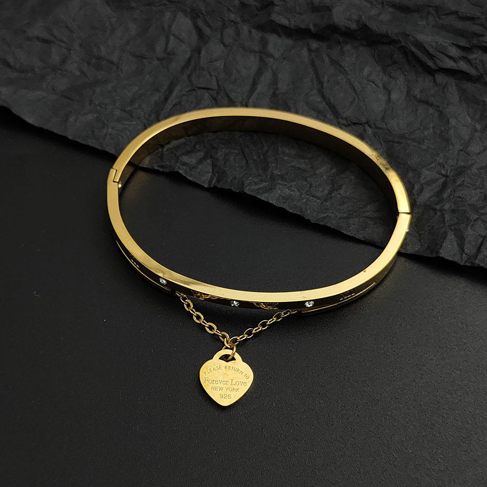 Creative Roman Numeral Peach Heart Gilded Stainless Steel Women s Bracelet Waterproof and Rust-free Couple Bracelet золотий
Creative Roman Numeral Peach Heart Gilded Stainless Steel Women s Bracelet Waterproof and Rust-free Couple Bracelet золотий