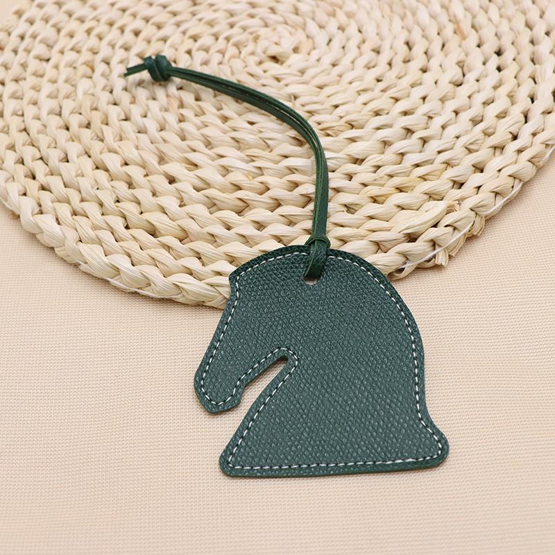 Модный кожаный милый креативный персонализированный брелок в виде головы лошади для дам, рюкзака, подвески, сумки, аксессуары зелёный
Модный кожаный милый креативный персонализированный брелок в виде головы лошади для дам, рюкзака, подвески, сумки, аксессуары зелёный