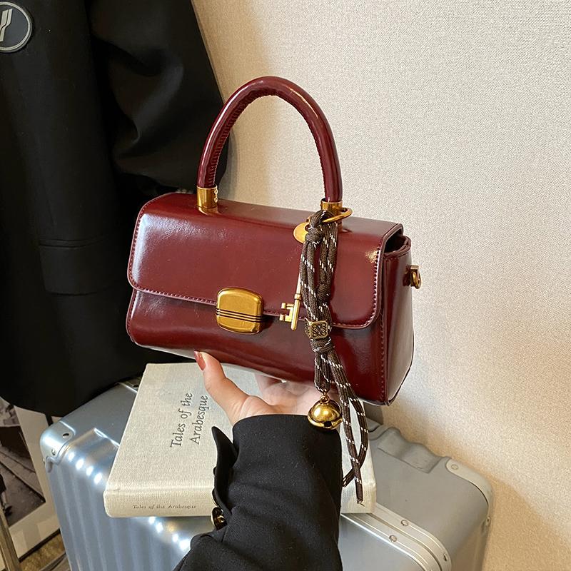 Vintage Fashion Top-handle Bags For Women Flap Shape Shoulder Crossbody Bag With Pendant Winter Luxury Designer Handbag 22x13x8cm
Vintage Fashion Top-handle Bags For Women Flap Shape Shoulder Crossbody Bag With Pendant Winter Luxury Designer Handbag 22x13x8cm