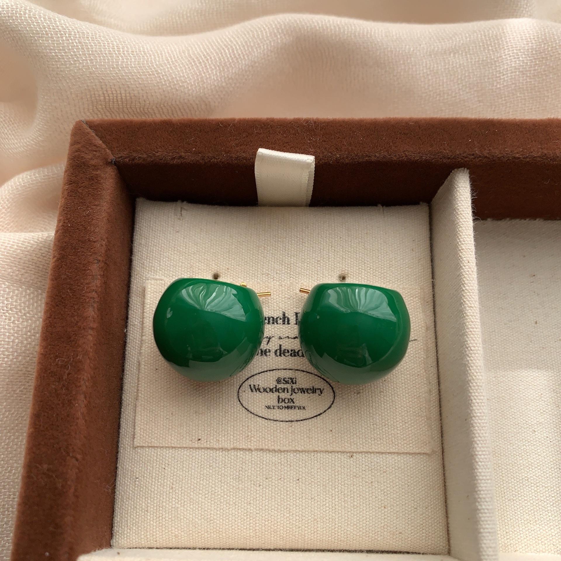 Minimalist and plump spherical earrings, ear buckles, enamel drip glaze, soft and comfortable, light luxury, low-key finishing touch, atmosphere
Minimalist and plump spherical earrings, ear buckles, enamel drip glaze, soft and comfortable, light luxury, low-key finishing touch, atmosphere