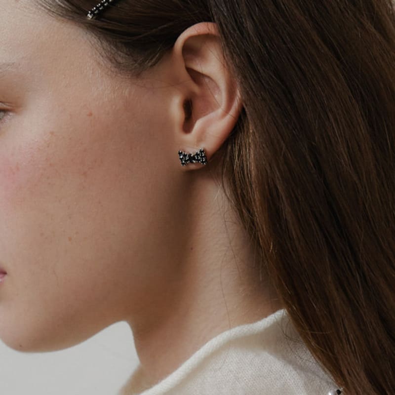 LOVE ME MONSTER Minimal Cubic Ribbon Earrings (L244MER040) BLACK
LOVE ME MONSTER Minimal Cubic Ribbon Earrings (L244MER040) BLACK