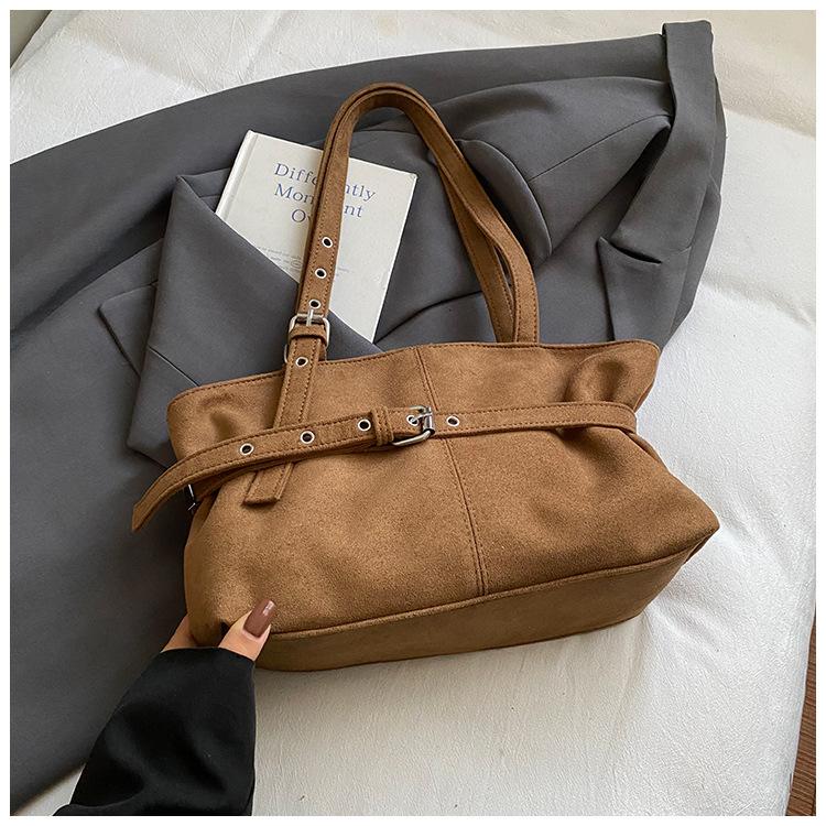 Повседневная ретро матовая сумка женская 2025 новая осенняя простая сумка через плечо для выхода на работу портативная сумка-тоут коричневый
Повседневная ретро матовая сумка женская 2025 новая осенняя простая сумка через плечо для выхода на работу портативная сумка-тоут коричневый