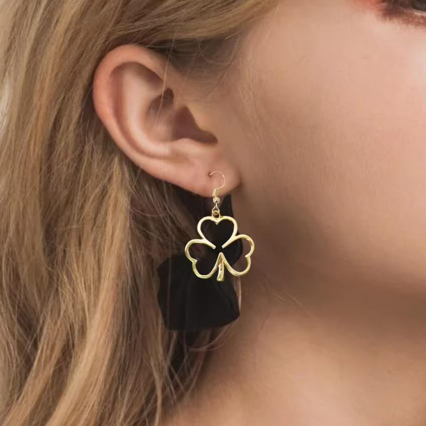Стильные серьги-подвески с ажурным кулоном в виде четырехлистного клевера для женщин – Элегантный и милый дизайн
Стильные серьги-подвески с ажурным кулоном в виде четырехлистного клевера для женщин – Элегантный и милый дизайн
