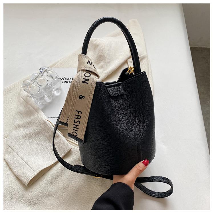 New Portable Bucket Bag with Niche Design, Women s Color Blocked Crossbody Bag with High Aesthetic Value, Underarm Shoulder Bag
New Portable Bucket Bag with Niche Design, Women s Color Blocked Crossbody Bag with High Aesthetic Value, Underarm Shoulder Bag
