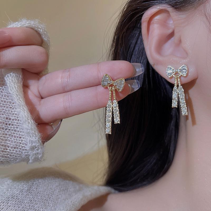 s silver needle bow zircon earrings femininity high-end long fringed stud earrings, a two-wear ear jewelry.
s silver needle bow zircon earrings femininity high-end long fringed stud earrings, a two-wear ear jewelry.