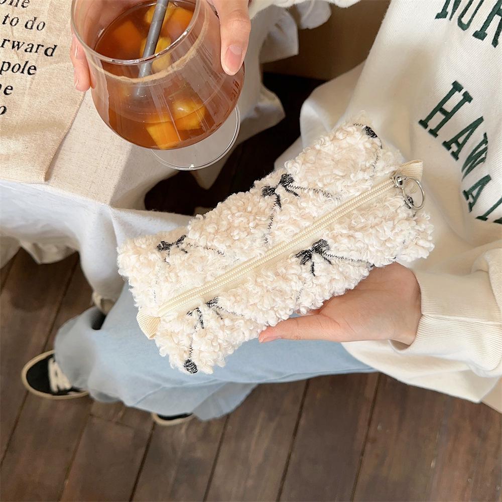 Высококачественная косметичка Bow из овечьей шерсти и пенал большой вместимости бежевый
Высококачественная косметичка Bow из овечьей шерсти и пенал большой вместимости бежевый