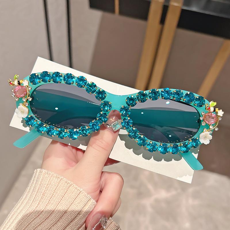 2026 Stylish Unisex Oval Fashion Sunglasses with Rhinestone Pearl Accents Brown Tinted Lenses, White Frame, Perfect for Parties синий
2026 Stylish Unisex Oval Fashion Sunglasses with Rhinestone Pearl Accents Brown Tinted Lenses, White Frame, Perfect for Parties синий