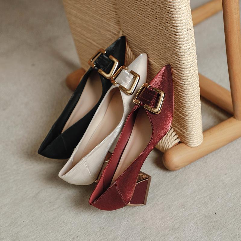Coarse heel single shoes women s middle heel square heel new light mouth satin gentle shoes red wedding shoes pointed high heels 34 червоний
Coarse heel single shoes women s middle heel square heel new light mouth satin gentle shoes red wedding shoes pointed high heels 34 червоний