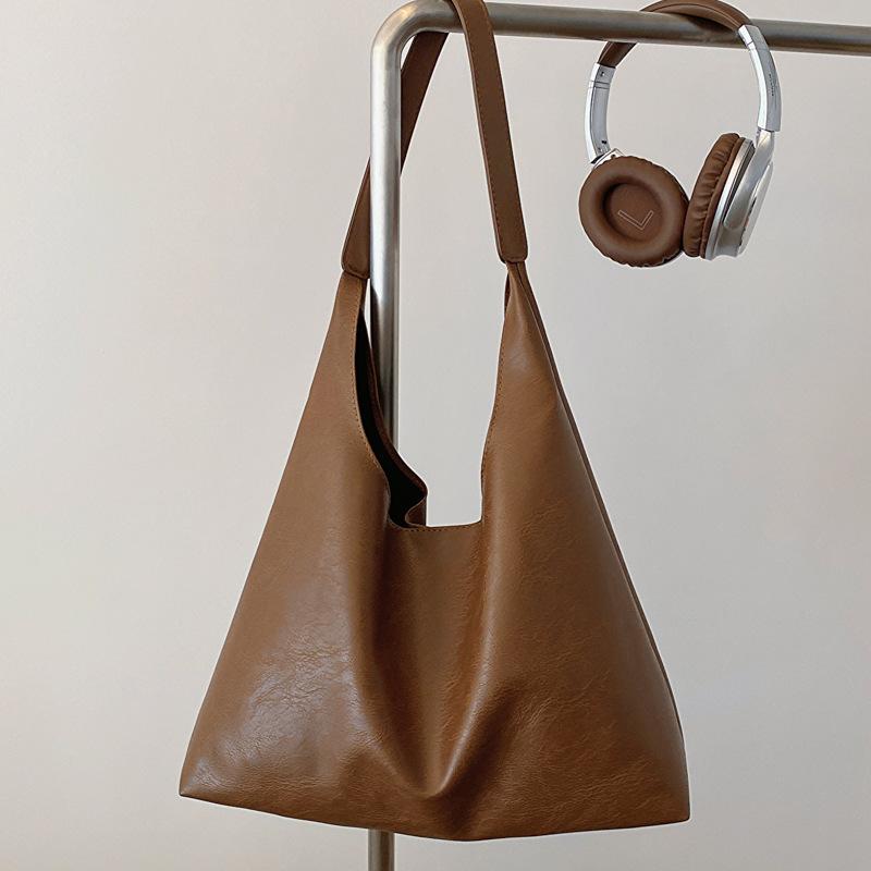 Retro large-capacity fashion simple temperament handbag autumn and winter new versatile shoulder tote bag коричневий
Retro large-capacity fashion simple temperament handbag autumn and winter new versatile shoulder tote bag коричневий