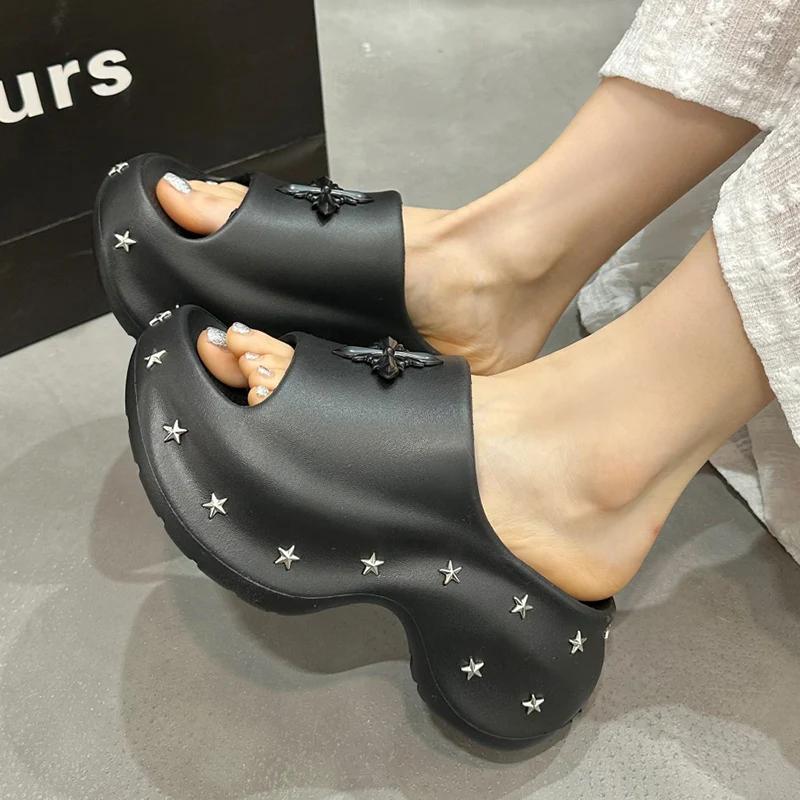 Fashion Metal Decor Chunky Platform Slippers for Women Thick Bottom Eva Wedge Heels Sandals Woman 2025 Summer Anti Slip Beach Sandalias 40-41 чёрный
Fashion Metal Decor Chunky Platform Slippers for Women Thick Bottom Eva Wedge Heels Sandals Woman 2025 Summer Anti Slip Beach Sandalias 40-41 чёрный