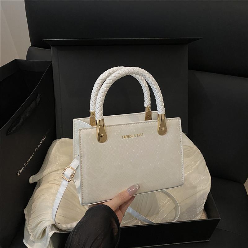 2025 new summer fashion commuter portable niche equipment and shoulder bag temperament sequined simple messenger bag белый
2025 new summer fashion commuter portable niche equipment and shoulder bag temperament sequined simple messenger bag белый