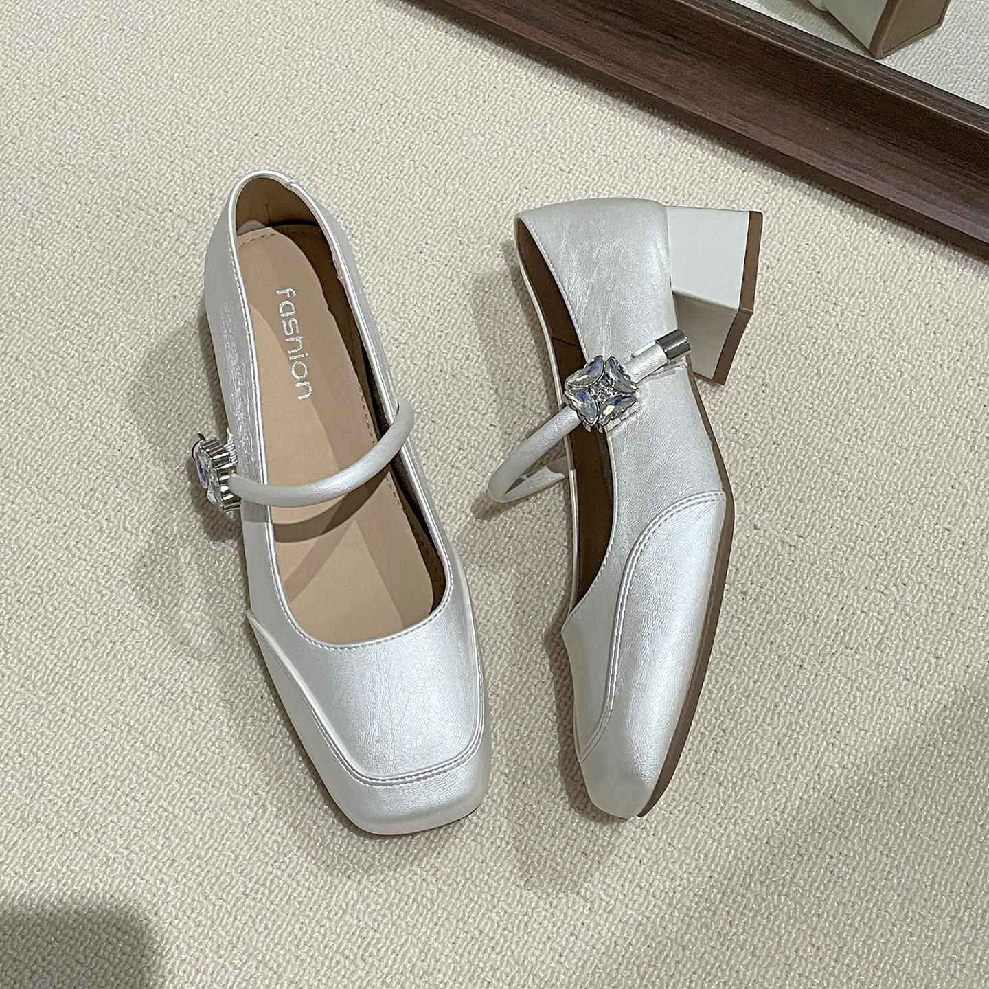 Silver French square head thick heel light mouth inner height increase single shoes women s summer 2025 new with skirt retro Mary Jane shoes 35 бежевый
Silver French square head thick heel light mouth inner height increase single shoes women s summer 2025 new with skirt retro Mary Jane shoes 35 бежевый