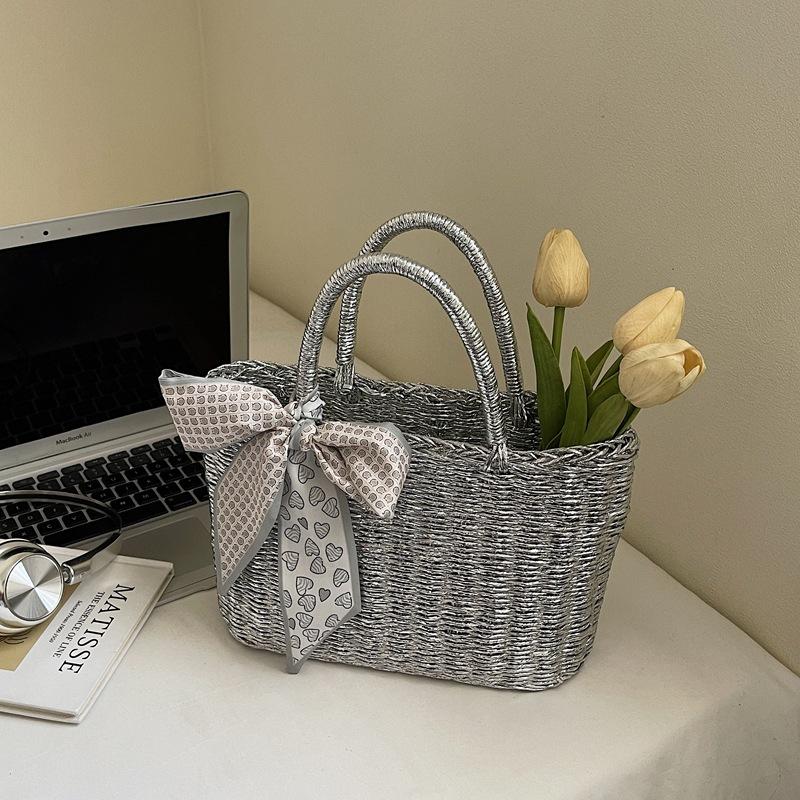 Летний новый модный тренд уличная съемка серебряная плетеная овощная корзина пляжная сумка
Летний новый модный тренд уличная съемка серебряная плетеная овощная корзина пляжная сумка