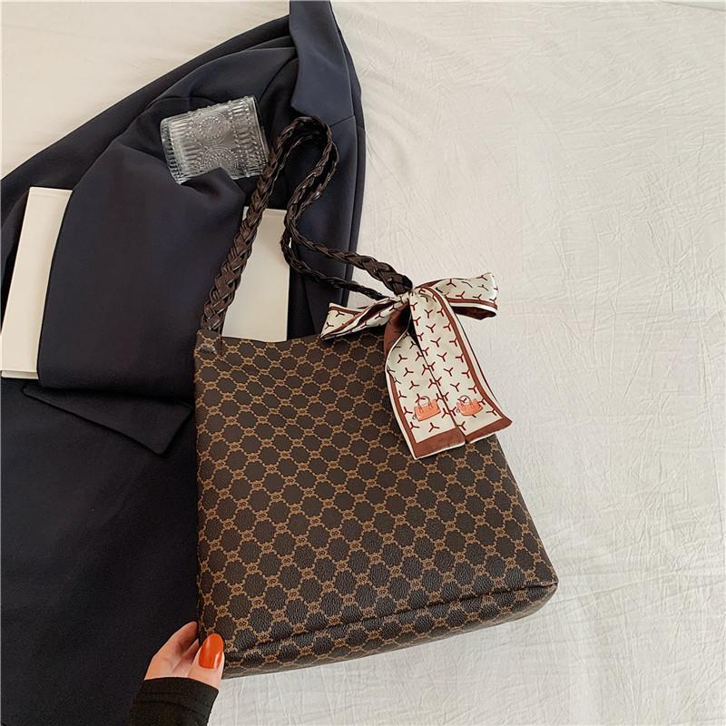 Stylish Large Capacity Bucket Bag For Women In Chic White And Khaki Colors Ideal For Daily Commuting Without Scarf коричневий
Stylish Large Capacity Bucket Bag For Women In Chic White And Khaki Colors Ideal For Daily Commuting Without Scarf коричневий