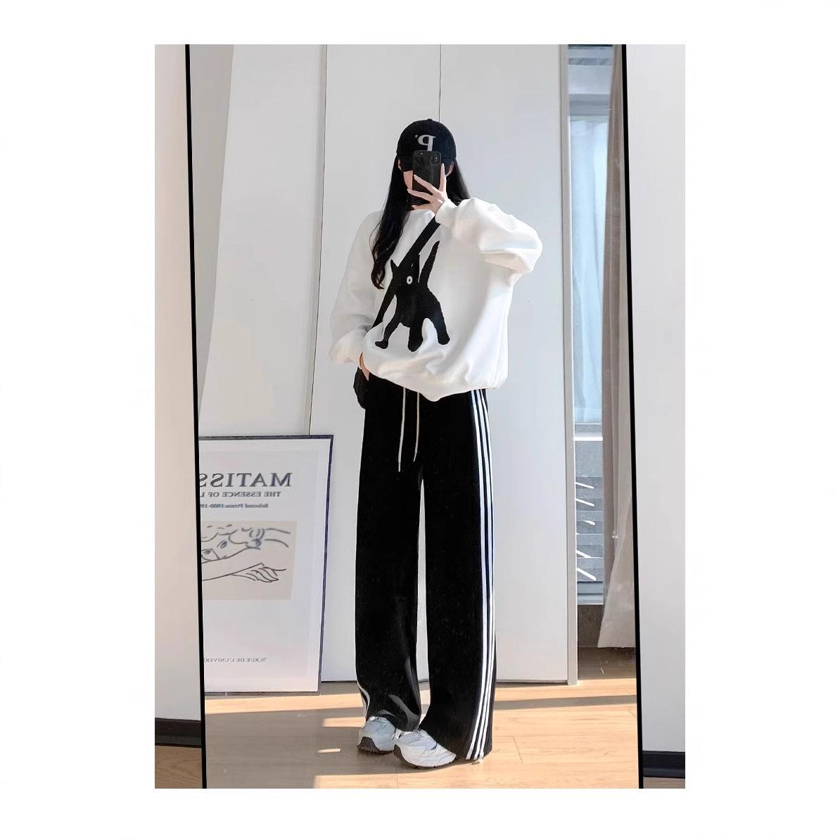 Women s Petite American Wide-Leg High-Waisted Sweatpants: White-Gray with Side Stripe, Casual Spring/Autumn Collection. L (111-120 lbs)
Women s Petite American Wide-Leg High-Waisted Sweatpants: White-Gray with Side Stripe, Casual Spring/Autumn Collection. L (111-120 lbs)