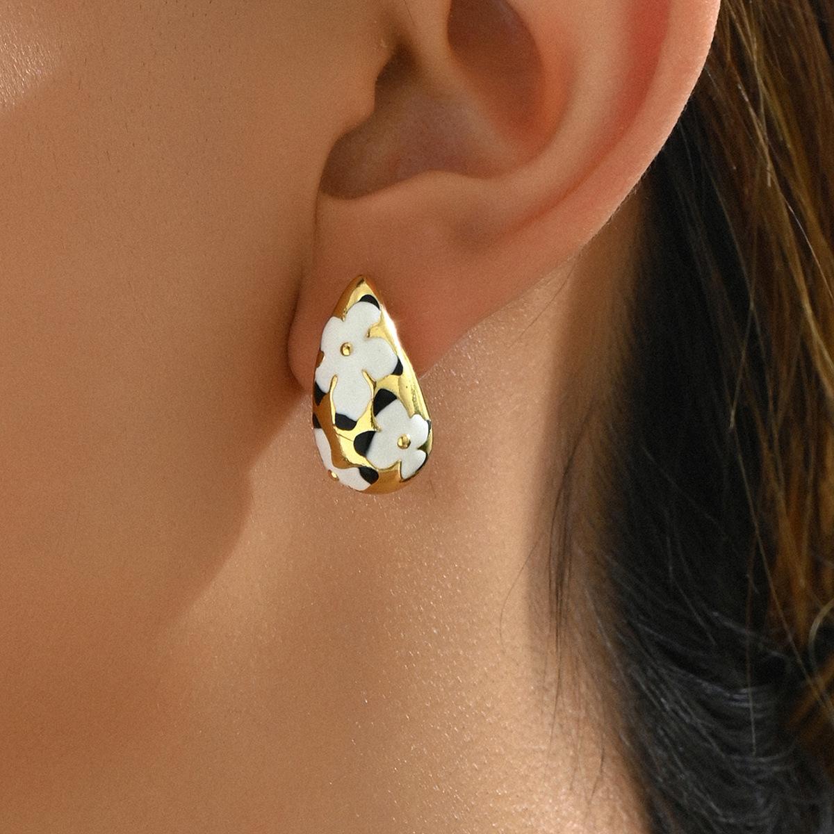Simple C-shaped design Mori college earrings dripping oil flower high-end stud earrings hollow earrings
Simple C-shaped design Mori college earrings dripping oil flower high-end stud earrings hollow earrings