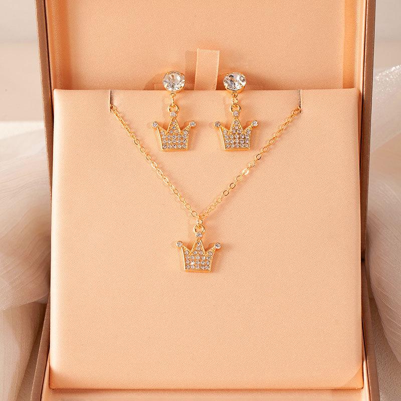 Simple Full Diamond Earrings Necklace Set Retro Love Butterfly Collarbone Chain Ear Hook Women S Fashion Versatile Jewelry
Simple Full Diamond Earrings Necklace Set Retro Love Butterfly Collarbone Chain Ear Hook Women S Fashion Versatile Jewelry
